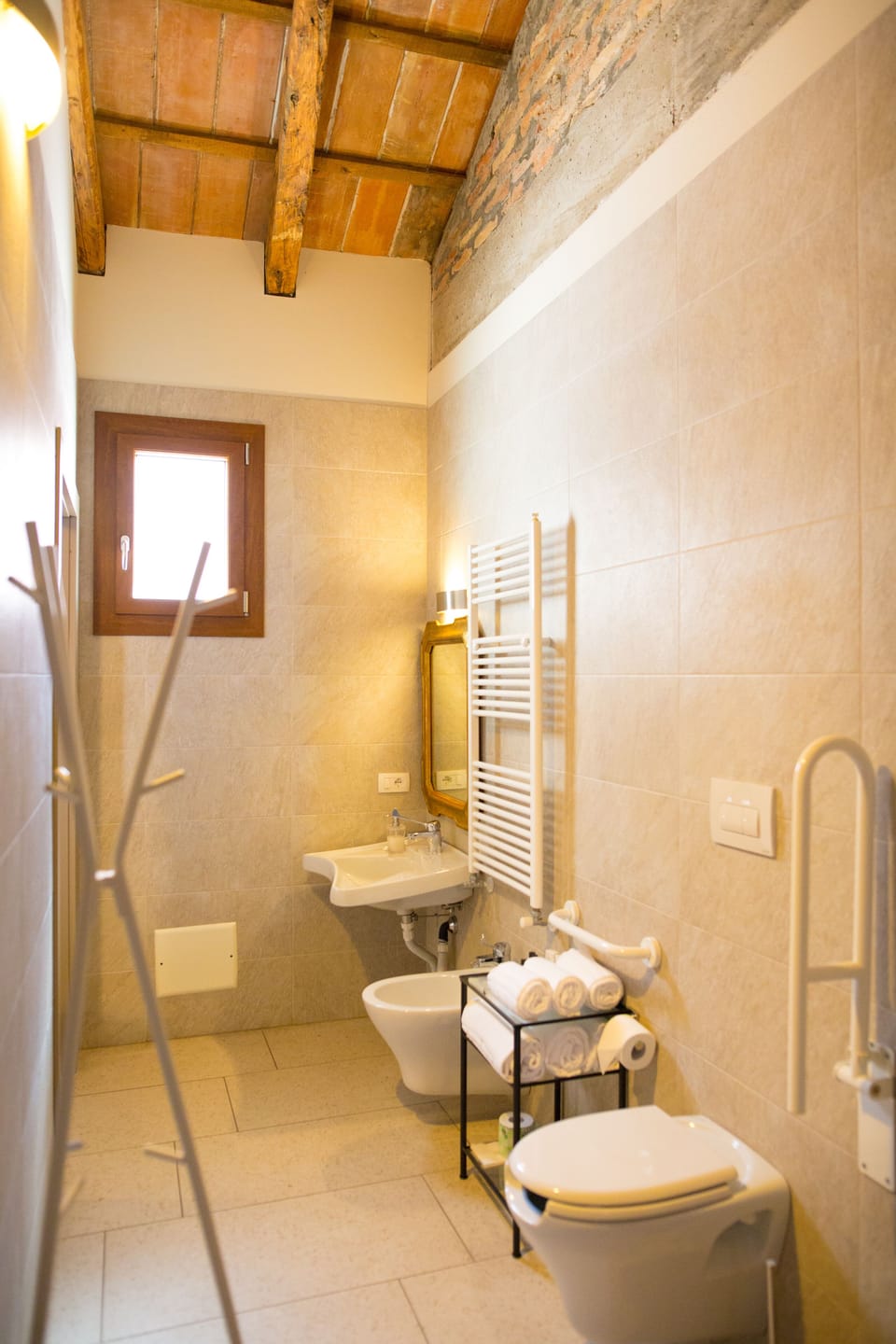 Standard Quadruple Room | Bathroom | Shower, rainfall showerhead, free toiletries, hair dryer