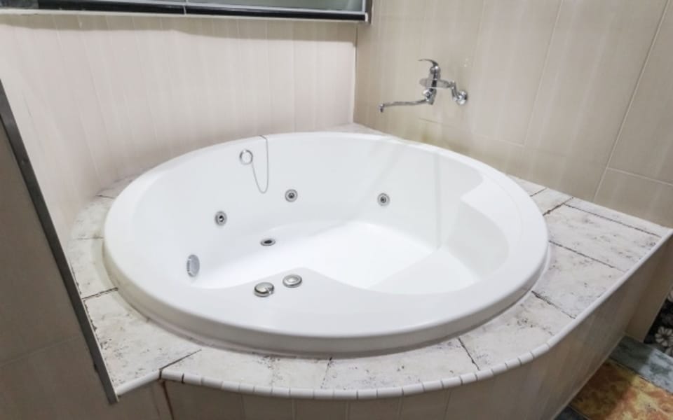 Jetted tub