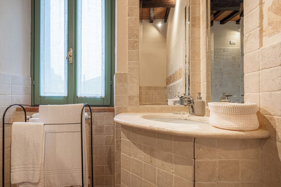 Junior Suite | Bathroom | Bathtub, jetted tub, free toiletries, hair dryer