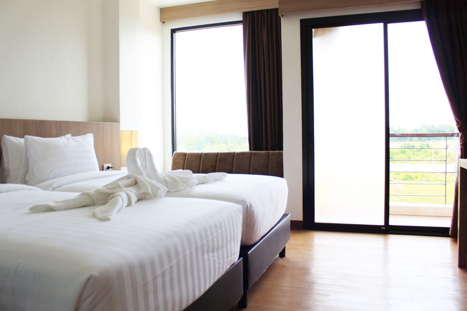 Deluxe Twin Room | In-room safe, individually decorated, individually furnished, desk