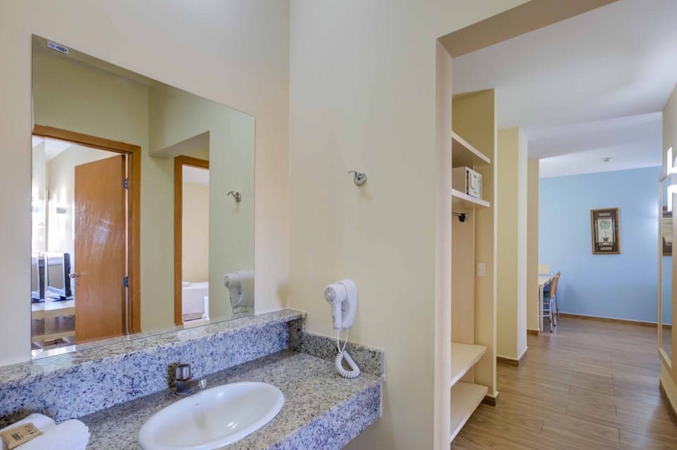 Suite Master | Bathroom | Shower, eco-friendly toiletries, hair dryer, towels