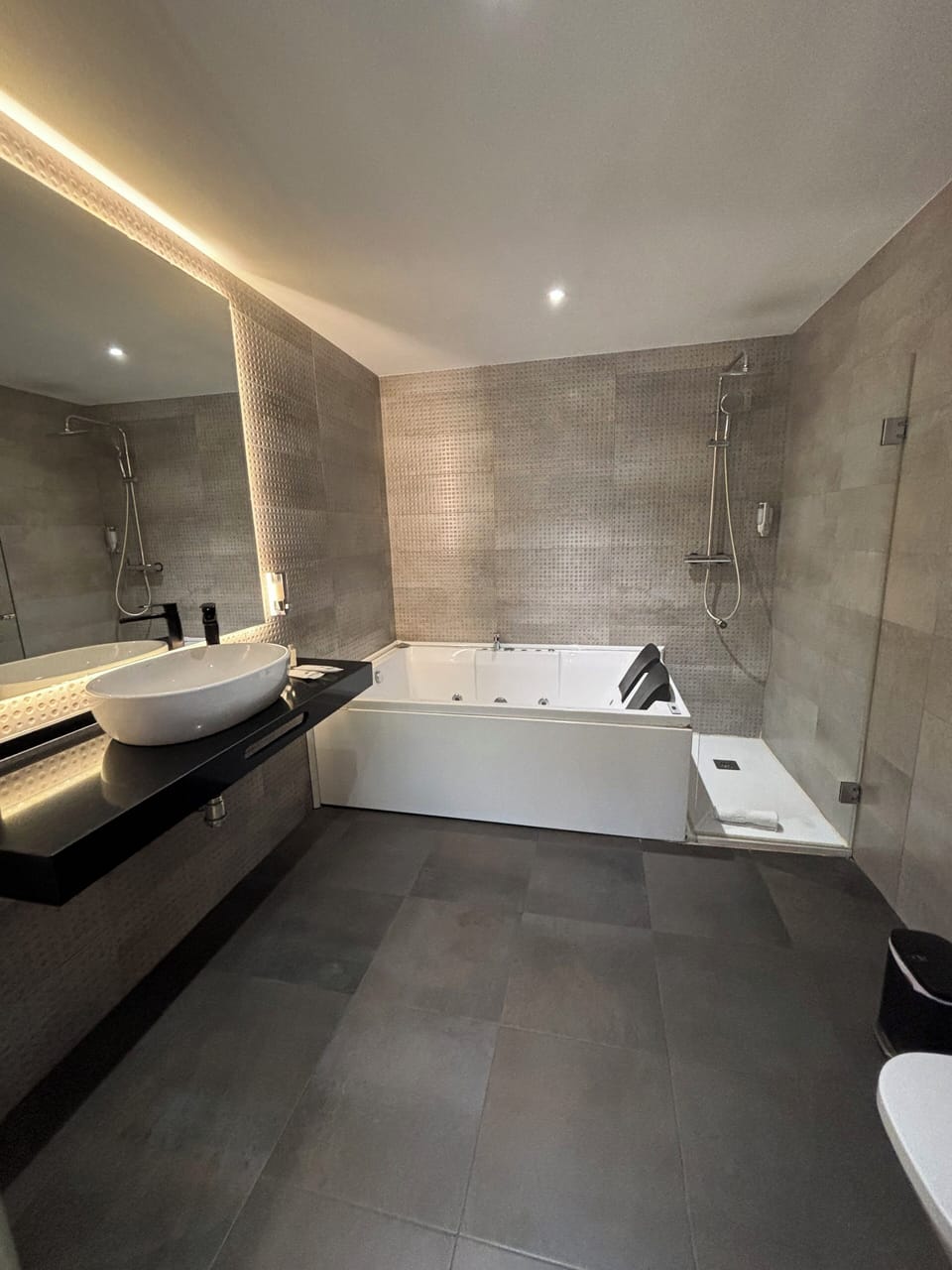 Premium Suite | Premium bedding, memory foam beds, free WiFi, bed sheets