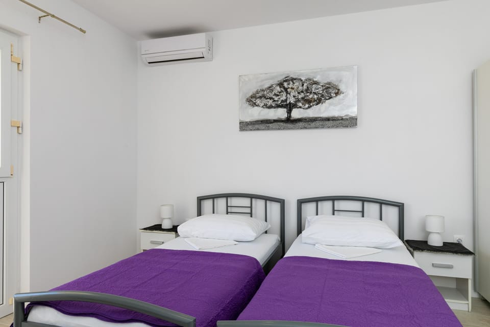 Studio (Studio) | Cribs/infant beds, free wired internet, bed sheets