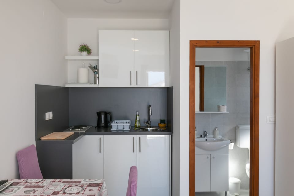 Studio (Studio) | Private kitchen | Fridge, stovetop, cookware/dishes/utensils