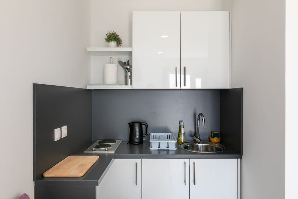 Studio (Studio) | Private kitchen | Fridge, stovetop, cookware/dishes/utensils
