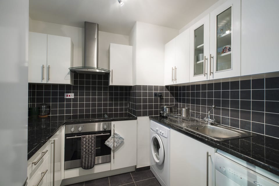 Apartment (1 Bedroom) | Private kitchen | Fridge, microwave, oven, stovetop