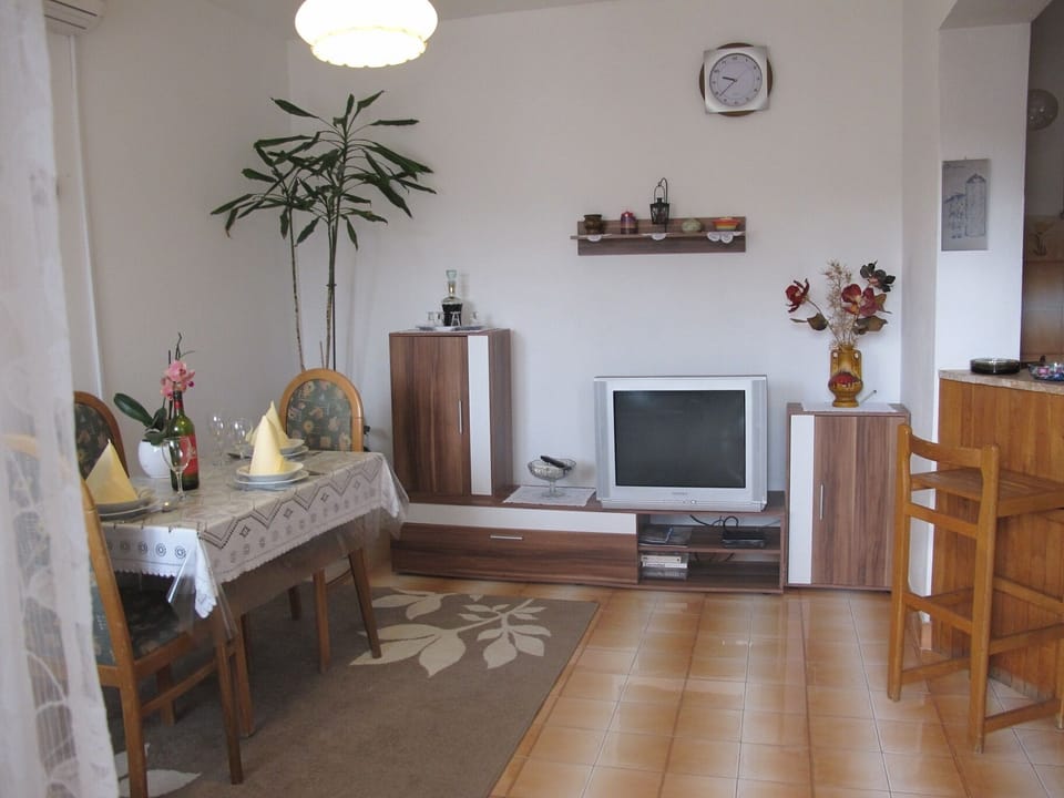 Apartment, 1 Bedroom, Smoking, Balcony | Living room