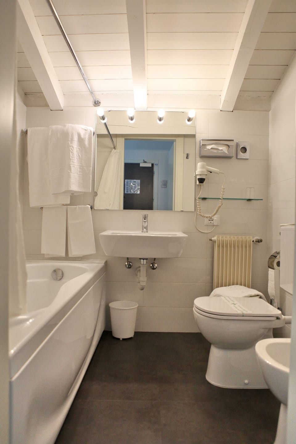 Classic Triple Room | Bathroom | Rainfall showerhead, free toiletries, hair dryer, bidet