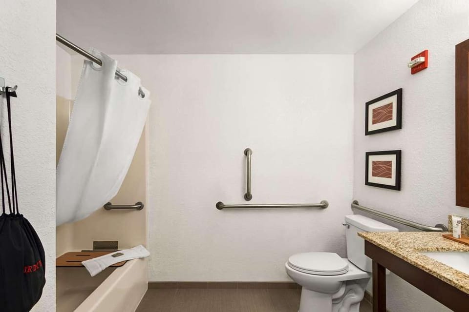 Combined shower/tub, free toiletries, hair dryer, towels