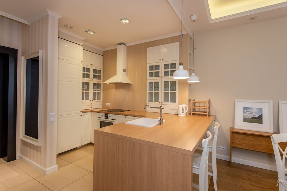 Deluxe Apartment | Private kitchen | Stovetop, cookware/dishes/utensils