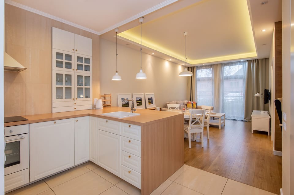 Deluxe Apartment | Private kitchen | Stovetop, cookware/dishes/utensils