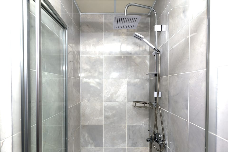 Standard Single Room | Bathroom | Shower, hydromassage showerhead, free toiletries, hair dryer