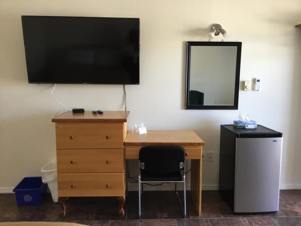 Laptop workspace, soundproofing, free WiFi, bed sheets