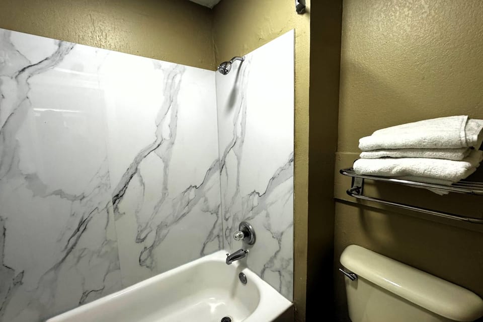 Combined shower/tub, free toiletries, hair dryer, towels