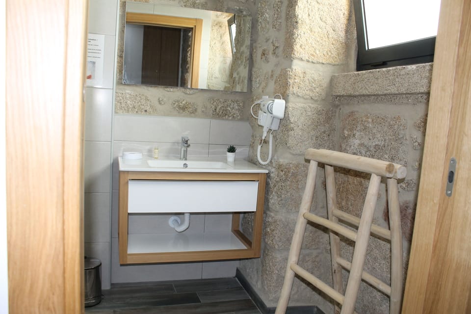 Single Room | Bathroom | Shower, rainfall showerhead, free toiletries, hair dryer