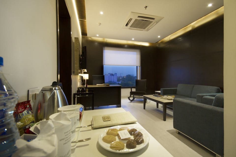 Hazel Suite | Minibar, in-room safe, desk