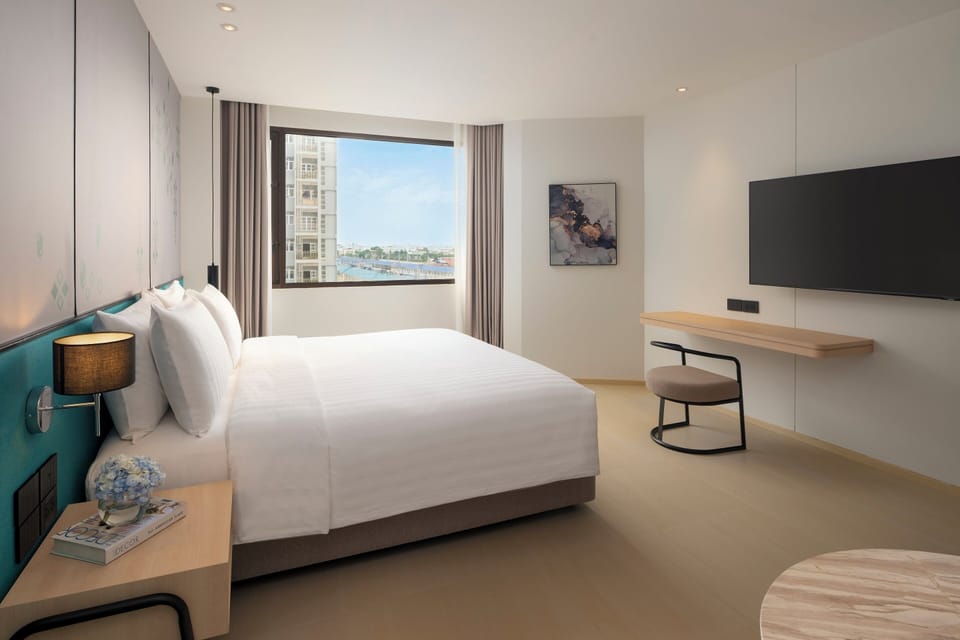 Premier Room, 1 King Bed | In-room safe, desk, blackout drapes, soundproofing