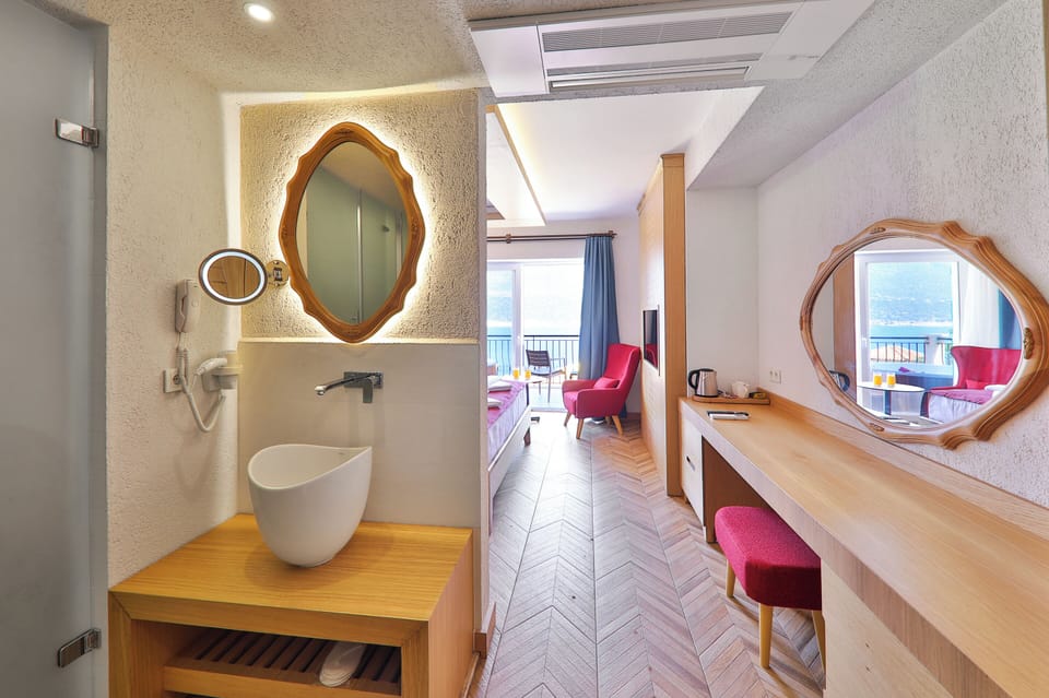Deluxe Sea View Room with Jacuzzi | Minibar (some free items), in-room safe, WiFi (free), bed sheets