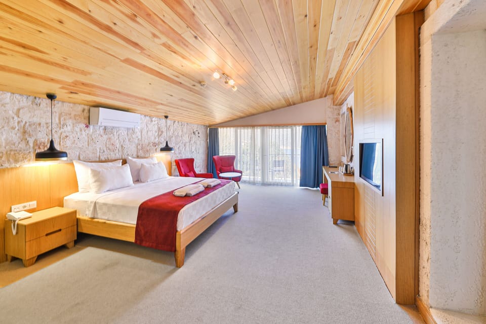 Comfort Plus Room with Sea View | Minibar (some free items), in-room safe, WiFi (free), bed sheets