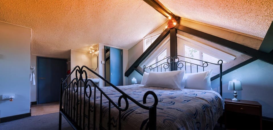 Deluxe Single Room | Desk, blackout drapes, free WiFi, bed sheets