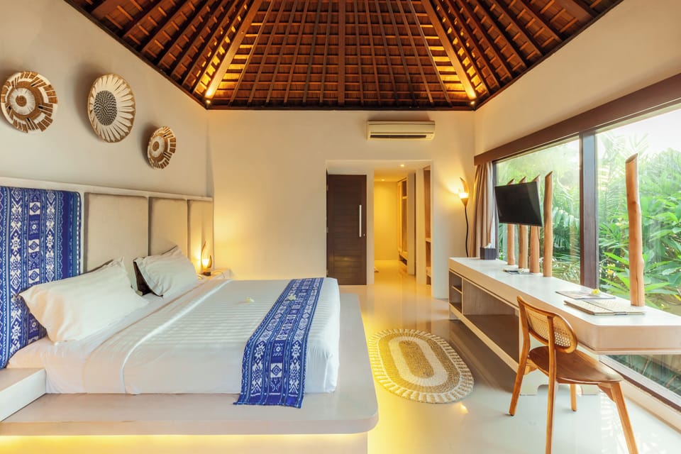 Double Room, Ocean View | Minibar, in-room safe, desk, iron/ironing board (on request)