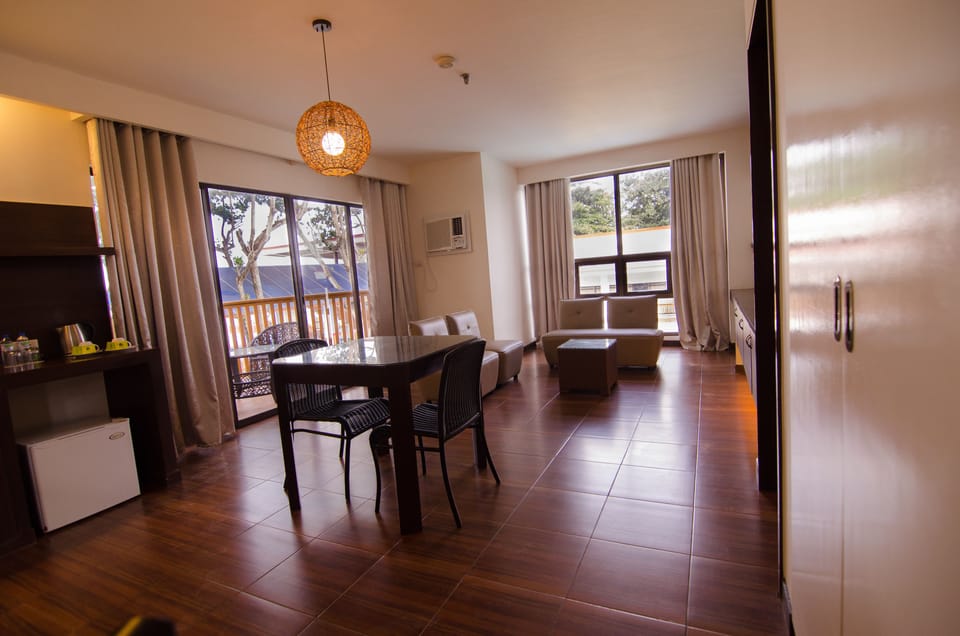 Suite | Living area | 32-inch LCD TV with cable channels, TV