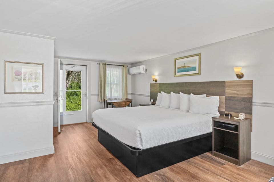 King Woodland Deck | Premium bedding, in-room safe, desk, laptop workspace