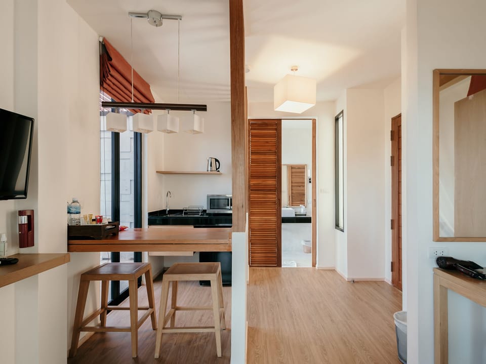 Studio Deluxe Building | Minibar, in-room safe, desk, blackout drapes