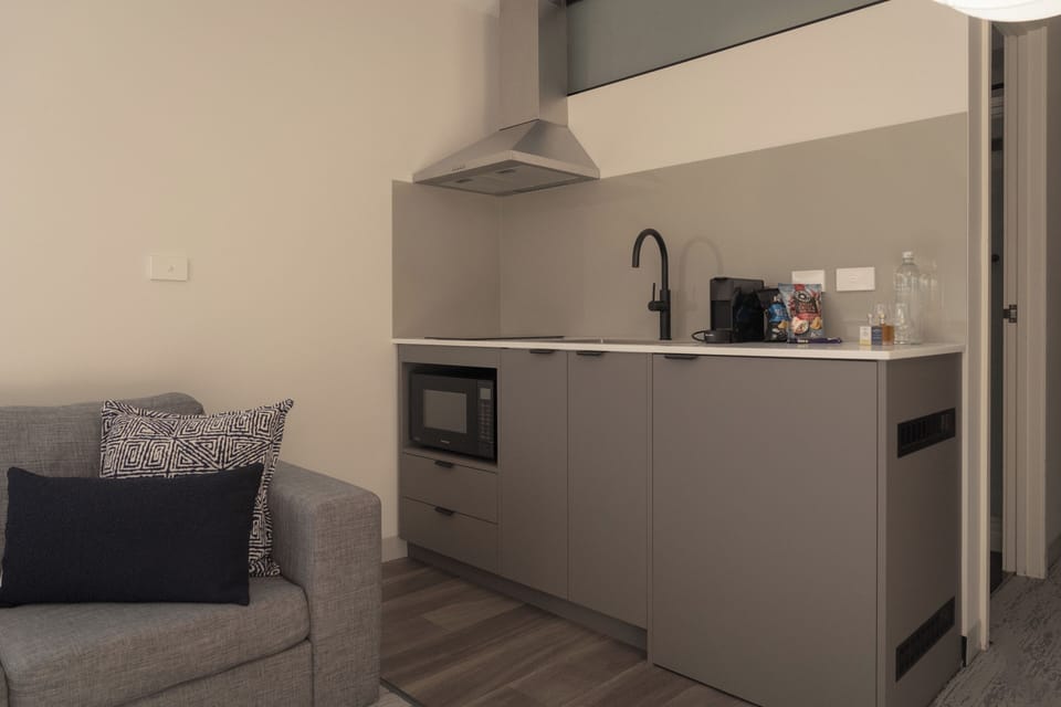 Deluxe Waterview King | Premium bedding, laptop workspace, iron/ironing board, free WiFi