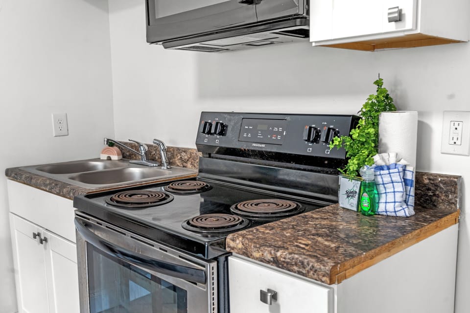 Comfort Suite, Multiple Beds, Kitchen | Private kitchen | Fridge, stovetop, dishwasher, coffee/tea maker