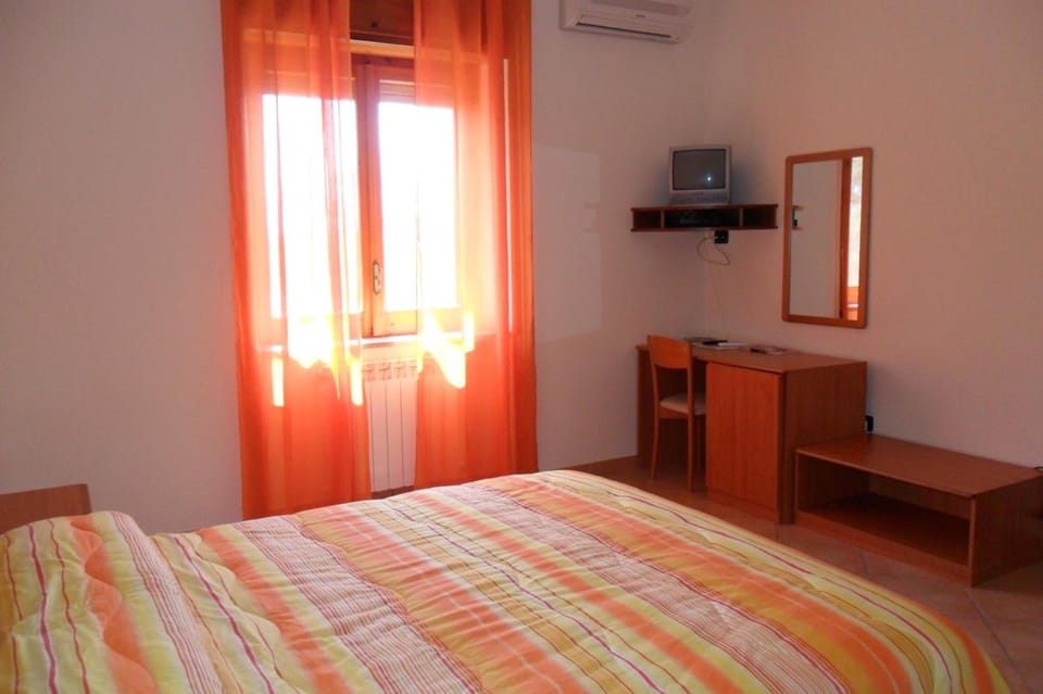 Minibar, desk, free WiFi, bed sheets