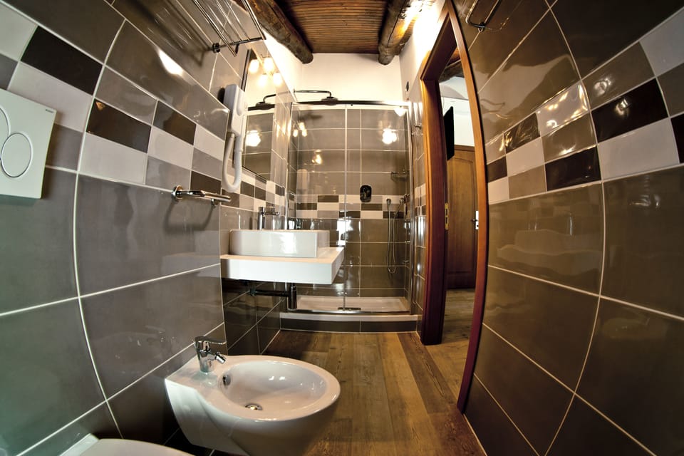 Comfort Double or Twin Room | Bathroom | Shower, bidet, towels