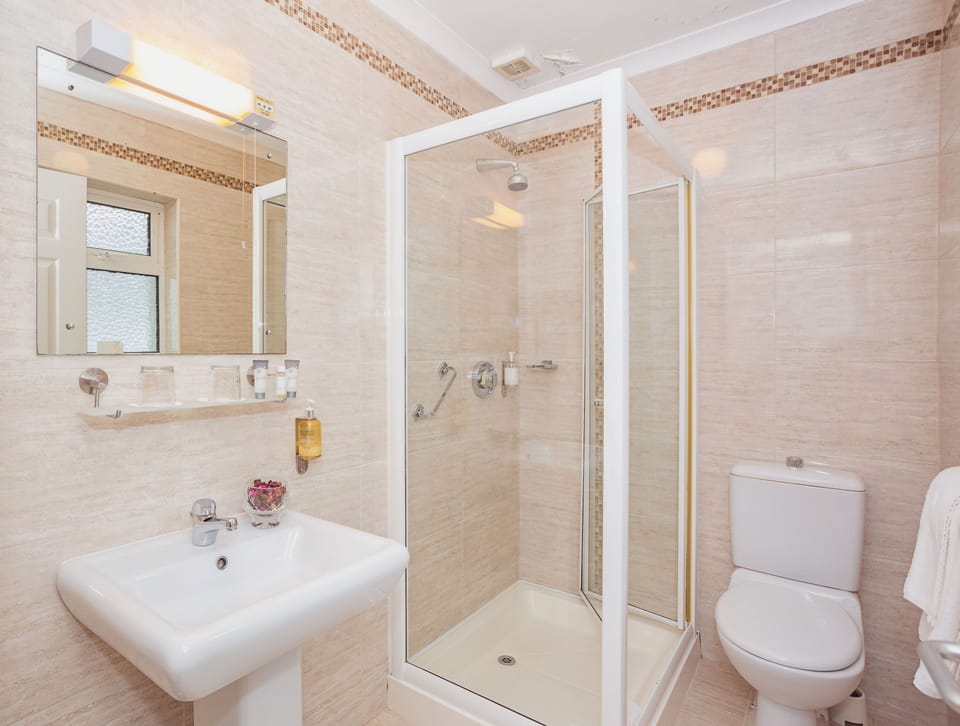 Triple Room | Bathroom | Shower, hair dryer, towels