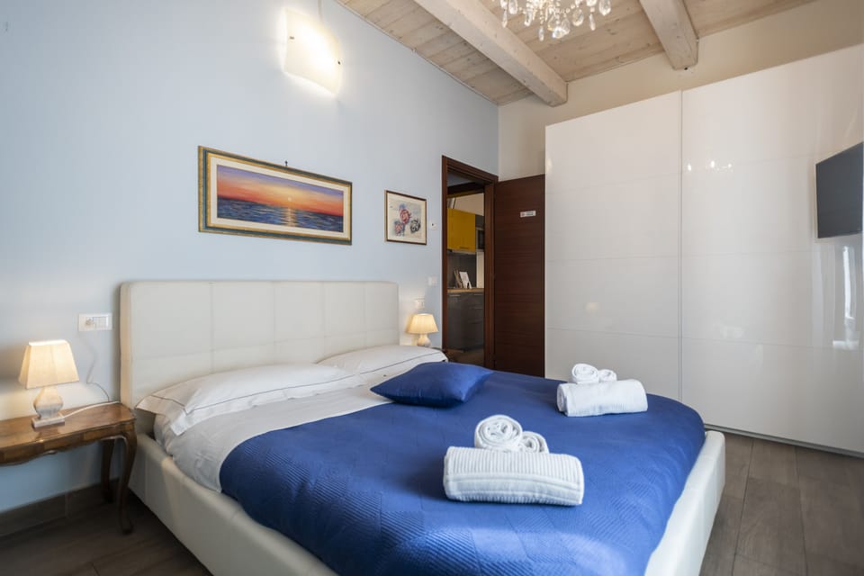 Deluxe Suite, 2 Bedrooms, Non Smoking, City View | 1 bedroom, premium bedding, minibar, individually furnished