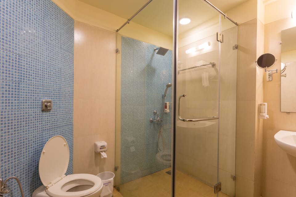 Shower, rainfall showerhead, free toiletries, towels