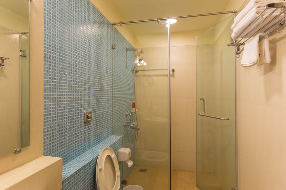 Shower, rainfall showerhead, free toiletries, towels