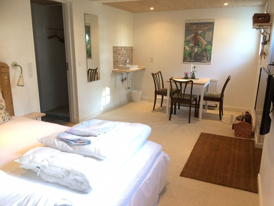 Apartment, 1 Bedroom | 1 bedroom, minibar, individually decorated, individually furnished