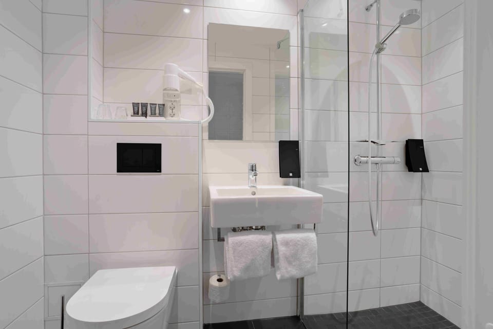 Shower, hair dryer, heated floors, towels