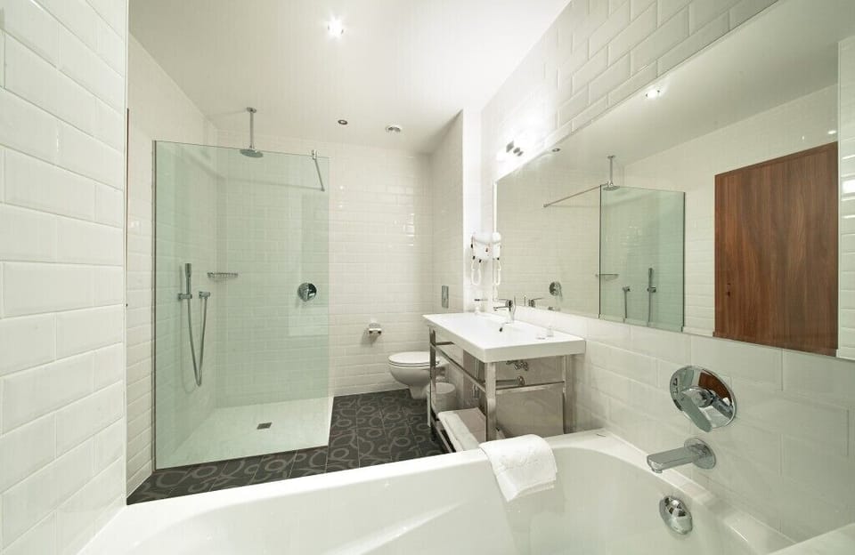 Deluxe Double Room, Balcony, Sea View | Bathroom | Free toiletries, hair dryer, towels, toilet paper