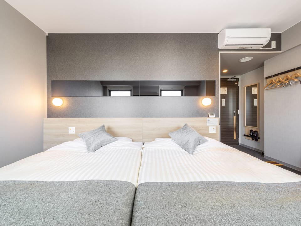 Hollywood Twin Room | Free WiFi, bed sheets