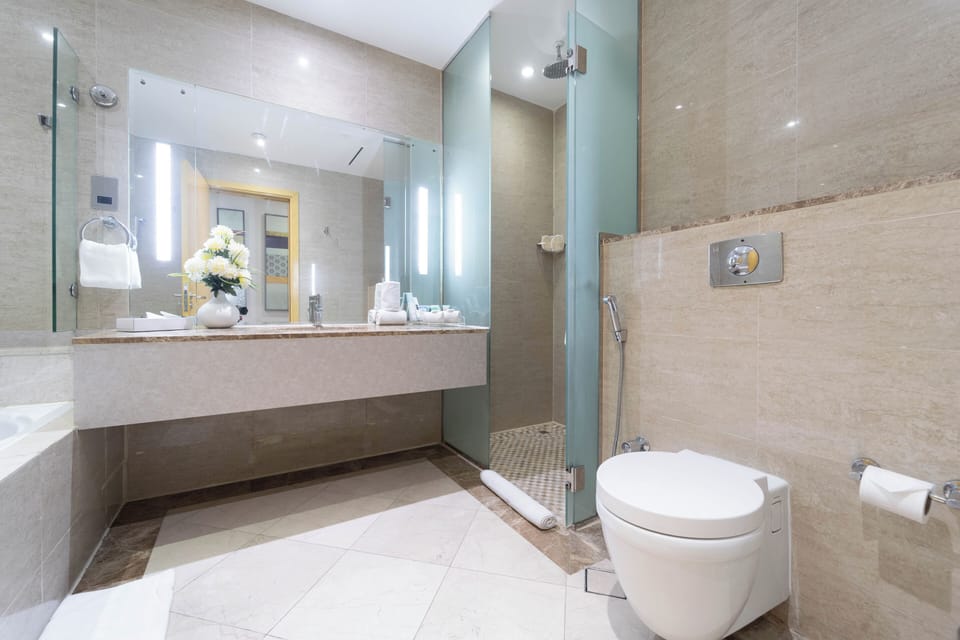 Deluxe Room, 1 King Bed | Bathroom | Separate tub and shower, hair dryer, slippers, towels