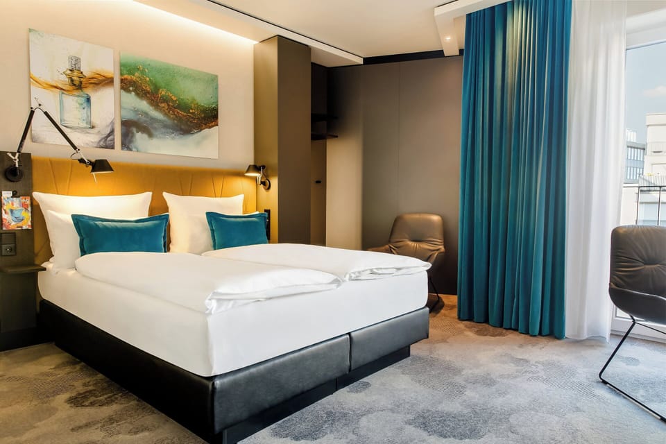 Desk, soundproofing, free WiFi, bed sheets