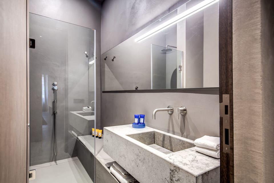Premium Triple Room | Bathroom | Shower, rainfall showerhead, free toiletries, hair dryer