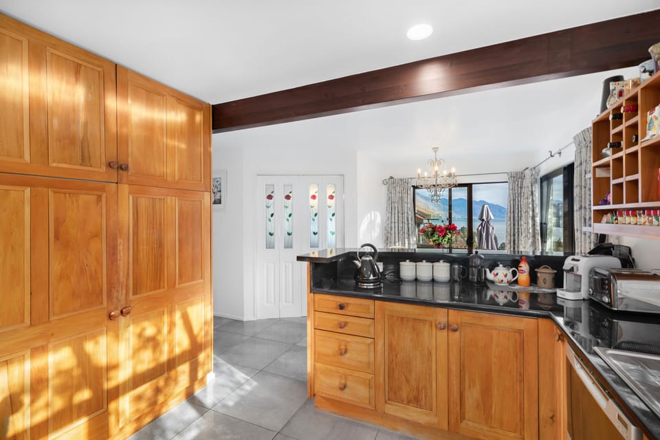 Deluxe House, Lake View | Private kitchen | Mini-fridge, coffee/tea maker, electric kettle