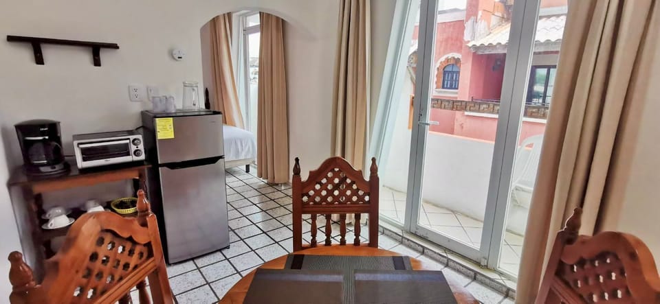 Junior Studio Suite, 2 Double Beds | In-room dining
