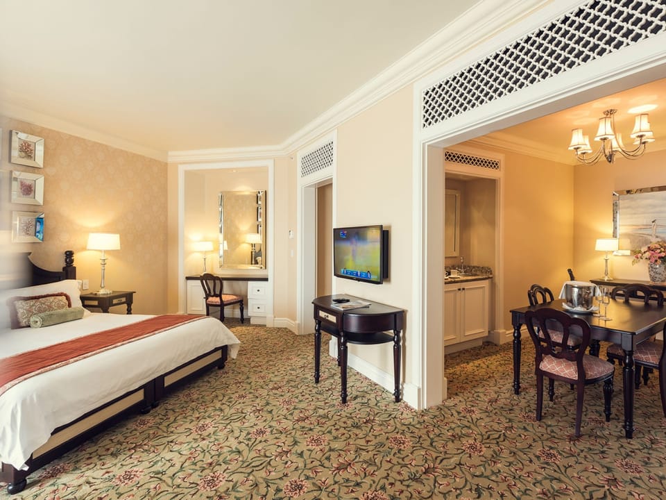Luxury Suite | Minibar, in-room safe, desk, blackout drapes