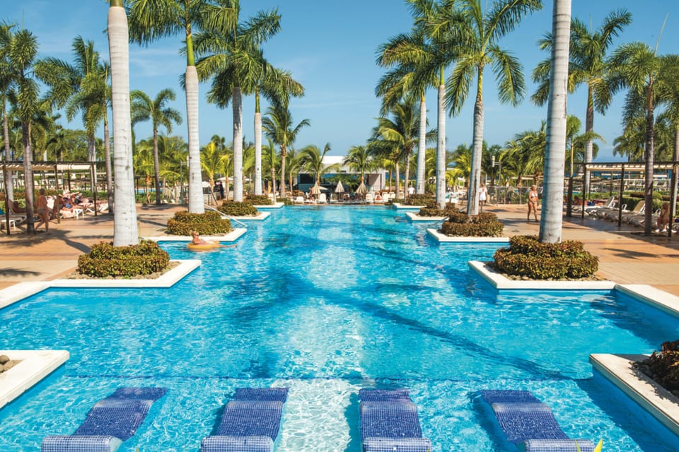 4 outdoor pools, pool umbrellas, sun loungers