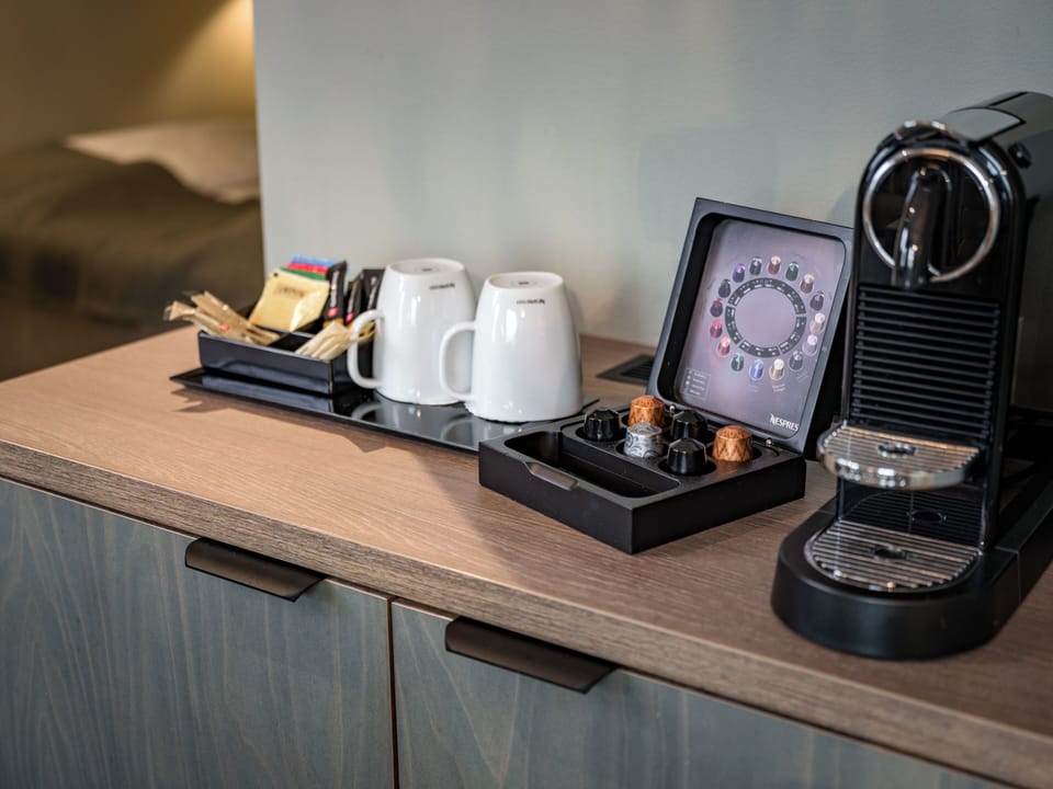 Junior Suite | Laptop workspace, blackout drapes, WiFi (free), bed sheets