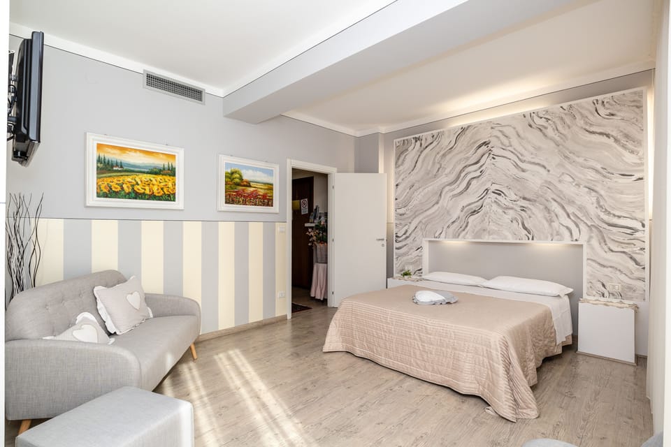 Double Room | Frette Italian sheets, pillowtop beds, desk, iron/ironing board