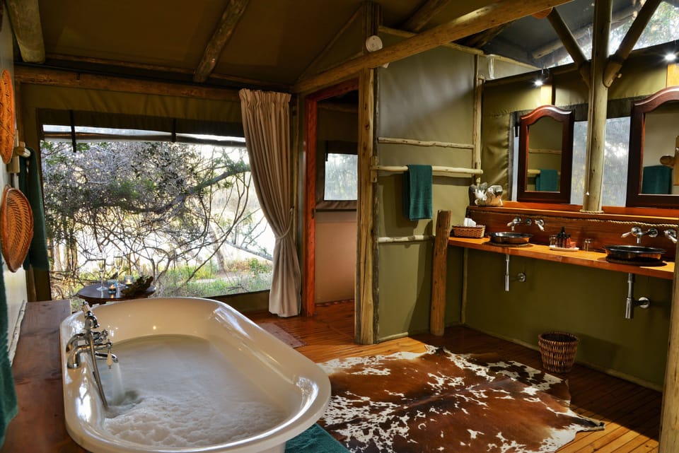 River Camp double/twin (No children under 3 years) | Bathroom | Separate tub and shower, deep soaking tub, rainfall showerhead